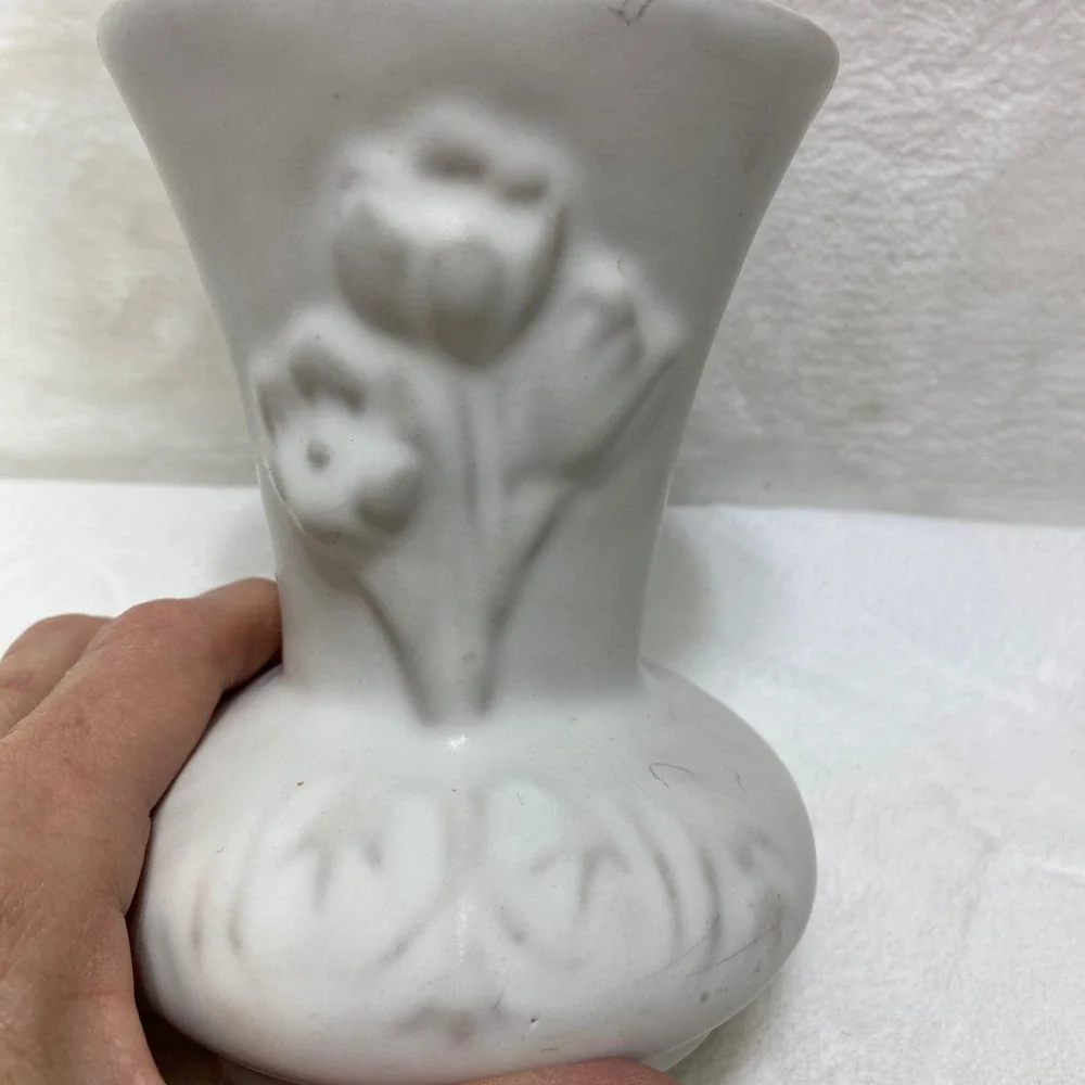 VTG Van Briggle‎ Signed White Cream Ceramic Vase Embossed Tulip  *READ